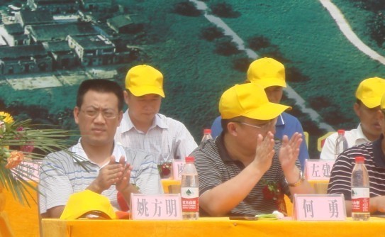 廣西新港灣公司副總經(jīng)理姚方明、生產(chǎn)副總經(jīng)理廖烈宏在會(huì